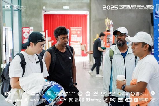 间歇期玩票网球赛 斯卢茨基首轮出局 球迷高呼申花是冠军 间歇期玩票网球赛 斯卢茨基首轮出局 球迷高呼申花是冠军