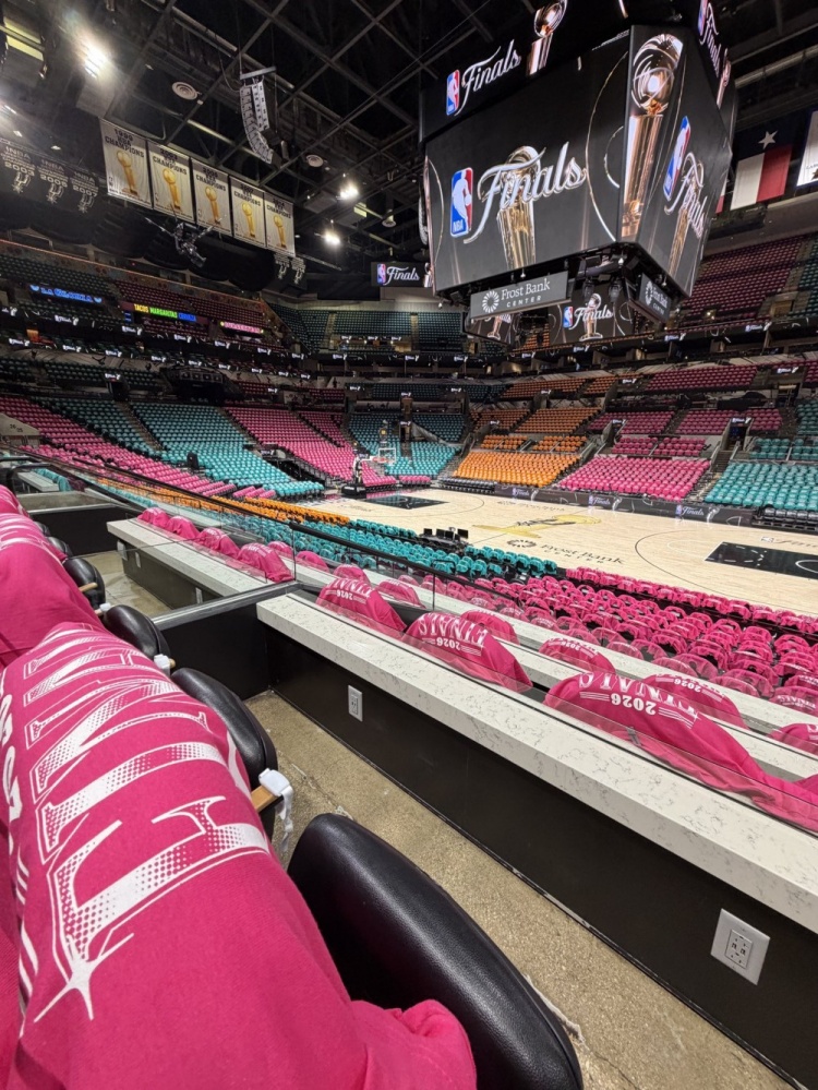 马刺主场T恤就绪 总决赛G1明晨开打