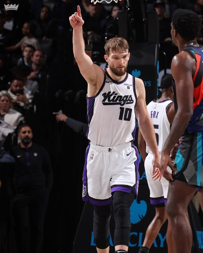 福克斯20分萨博尼斯18+20，国王狂胜篮网30分重返西部第八；马克西52分双加时血战，76人险胜马刺