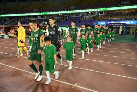 布彭扎坠亡次日 浙江主场2-1梅州 球迷高呼其名贯穿全城