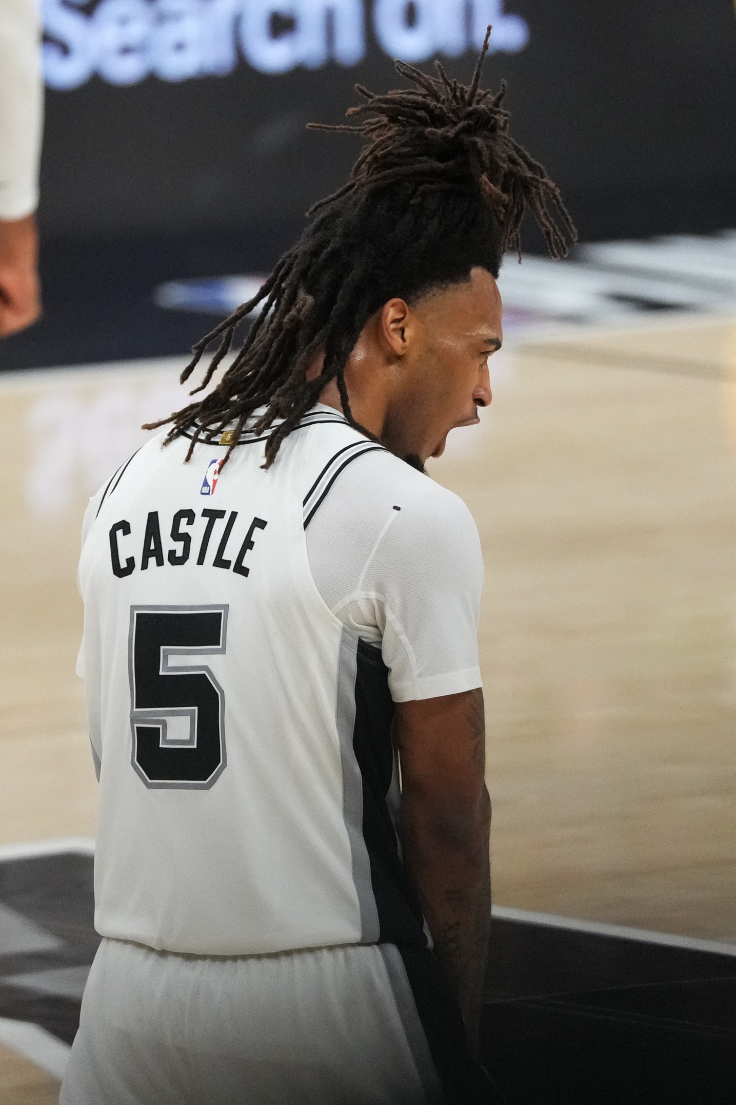 卡斯尔主场遭尼克斯球迷喧宾夺主：没赢球对手自然有庆祝资格