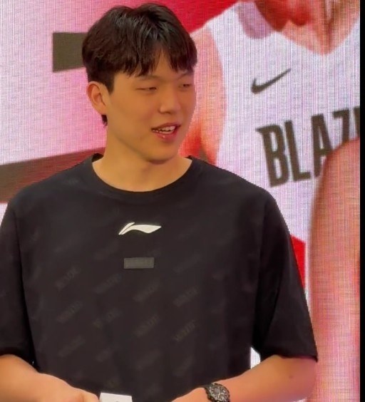 杨瀚森身形暴瘦 下颌线锐化引关注 杨瀚森身形暴瘦 下颌线锐化引关注