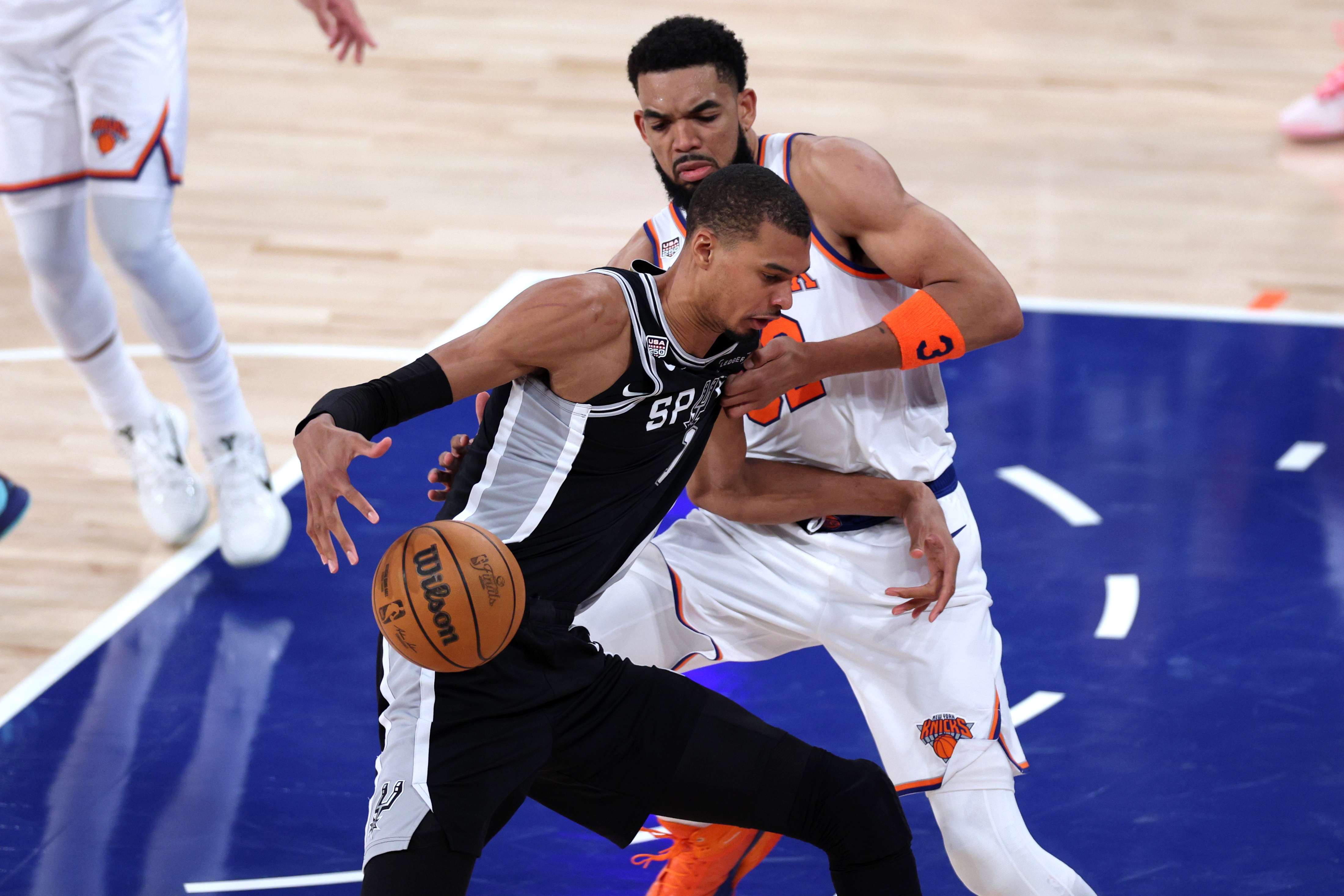 开局挖坑最大一场：尼克斯首节22-41落后马刺 唐斯两犯打乱部署