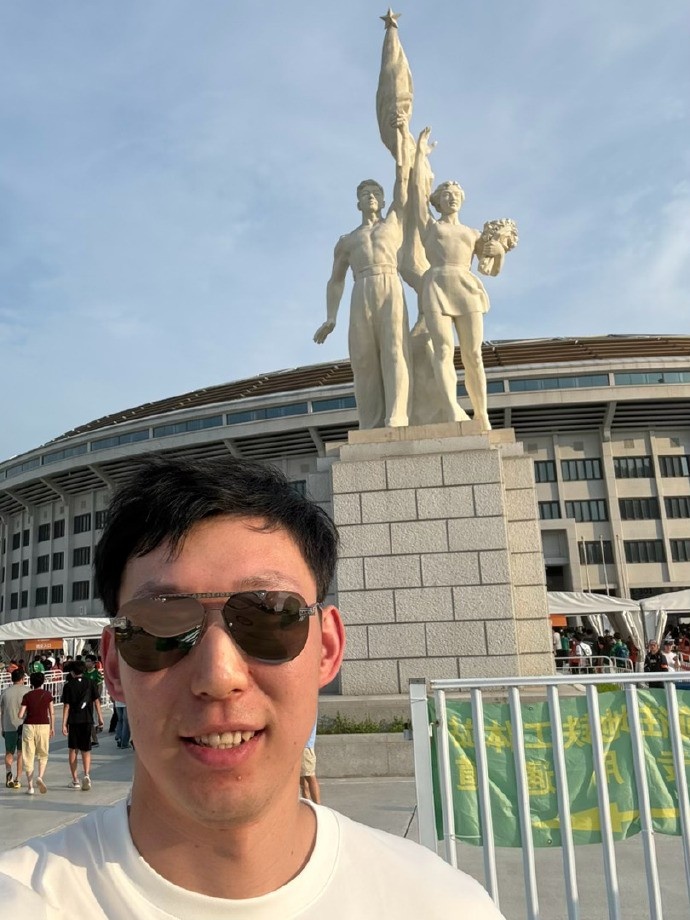 周琦工体观战国安:三里屯打卡 支持同城球队 周琦工体观战国安:三里屯打卡 支持同城球队