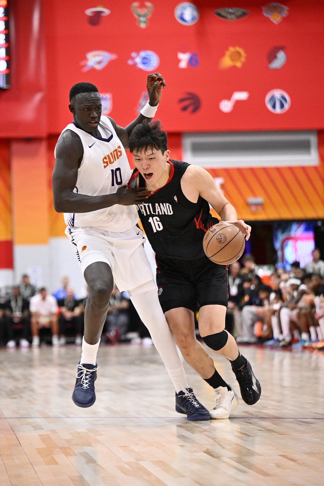 马卢阿奇三分射穿杨瀚森 后者对抗短板暴露无遗 马卢阿奇三分射穿杨瀚森 后者对抗短板暴露无遗