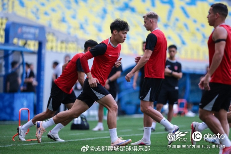 成都蓉城5人轮换迎战国安 阿洛伊西:边路传中需重点防范 成都蓉城5人轮换迎战国安 阿洛伊西:边路传中需重点防范