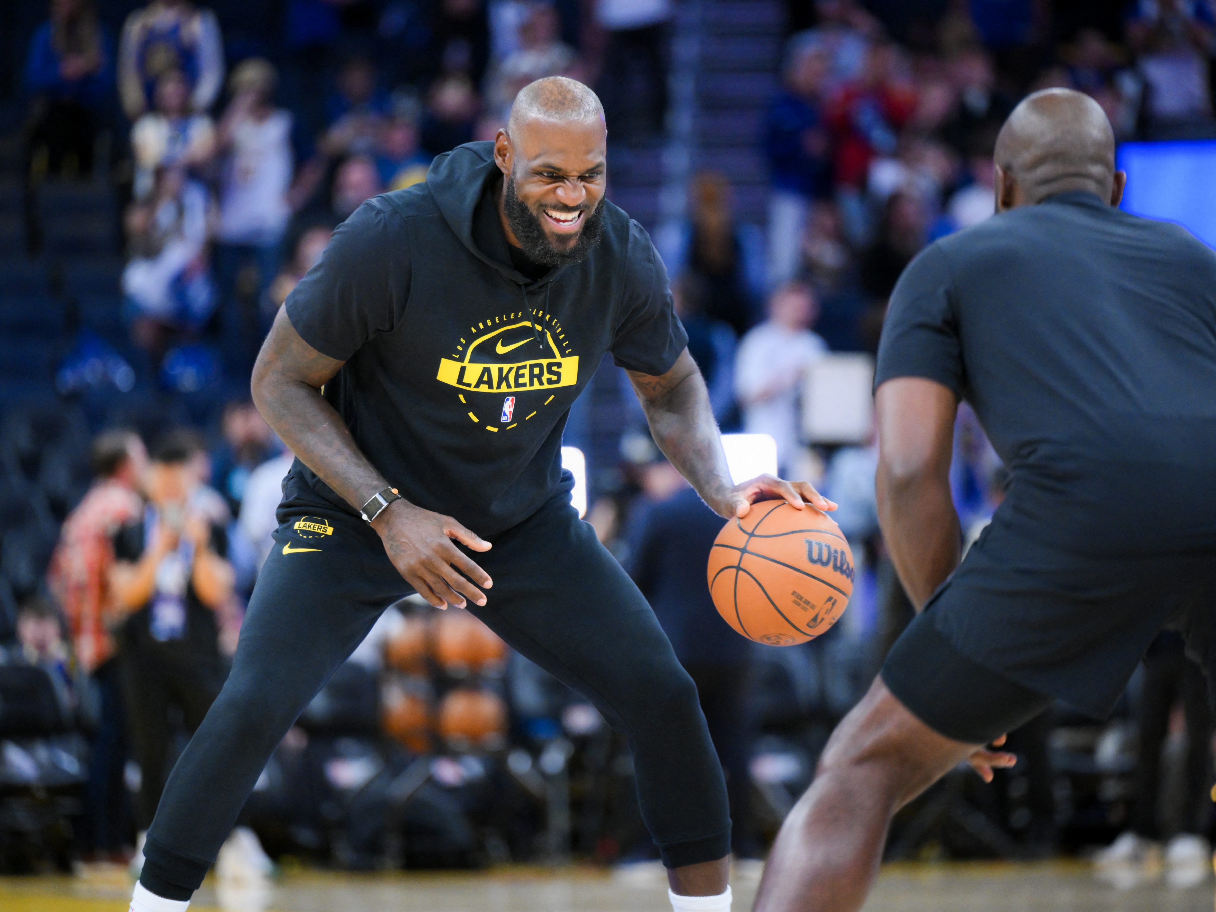 詹姆斯2年800万签约76人 媒体人称其影响力NBA后续难再出现