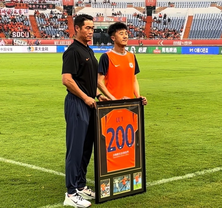 克雷桑五月7球4助攻夺MVP 刘洋200场里程碑获纪念球衣 克雷桑五月7球4助攻夺MVP 刘洋200场里程碑获纪念球衣