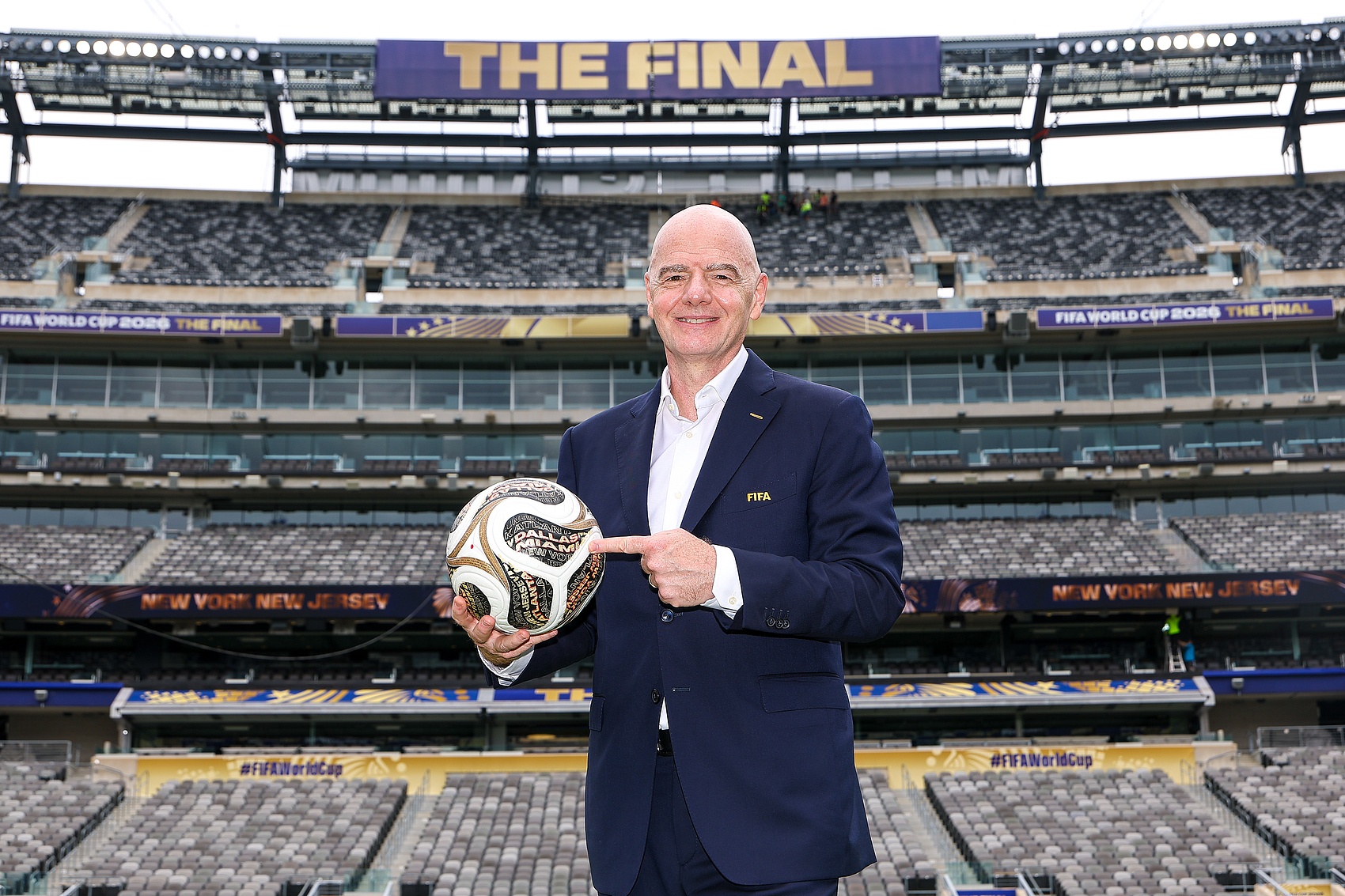 穆帅回归首胜 皇马4-1莱加内斯;FIFA成立200亿美元商业实体遭欧足联炮轰;曼奇尼二进宫救火意大利 穆帅回归首胜 皇马4-1莱加内斯;FIFA成立200亿美元商业实体遭欧足联炮轰;曼奇尼二进宫救火意大利