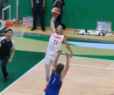 U18国青大胜纽纳华丁闪电 张淳智防守反击单臂滑翔隔扣 U18国青大胜纽纳华丁闪电 张淳智防守反击单臂滑翔隔扣