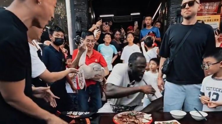 追梦:我在中国被活鹅吓得半死 黑人基因里没有招惹活物的习惯